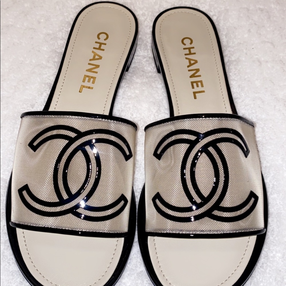 BRAND NEW NEVER WORN COMES WITH BOX. AUTHENTIC AND PURCHASED AT CHANEL STORE.